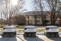 Robot giao thức ăn, nước uống trong khuôn viên đại học Mỹ