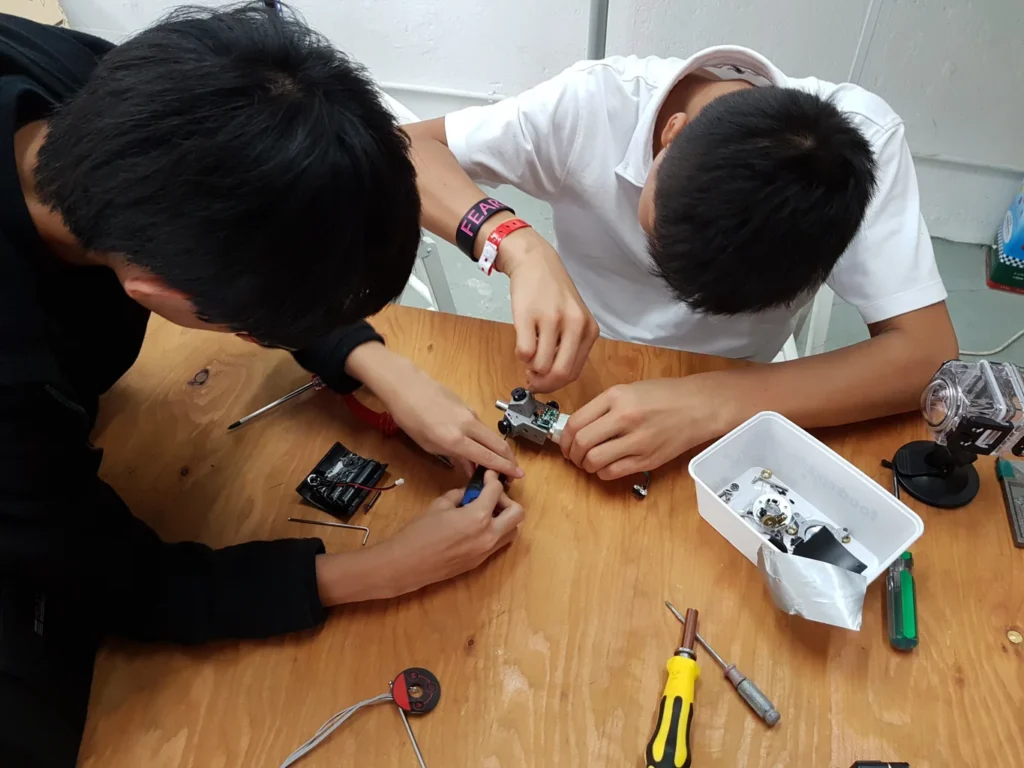 Review chi tiết về ngành Thiết kế Vi mạch 1 Ngành Thiết kế Vi mạch (IC Design) là một lĩnh vực chuyên sâu trong kỹ thuật điện tử, tập trung vào việc thiết kế, phát triển và kiểm tra các mạch tích hợp (vi mạch) trên chip bán dẫn. Đây là một ngành có nhu cầu nhân lực cao, đặc biệt trong bối cảnh chuyển đổi số và sự phát triển của ngành công nghiệp bán dẫn.