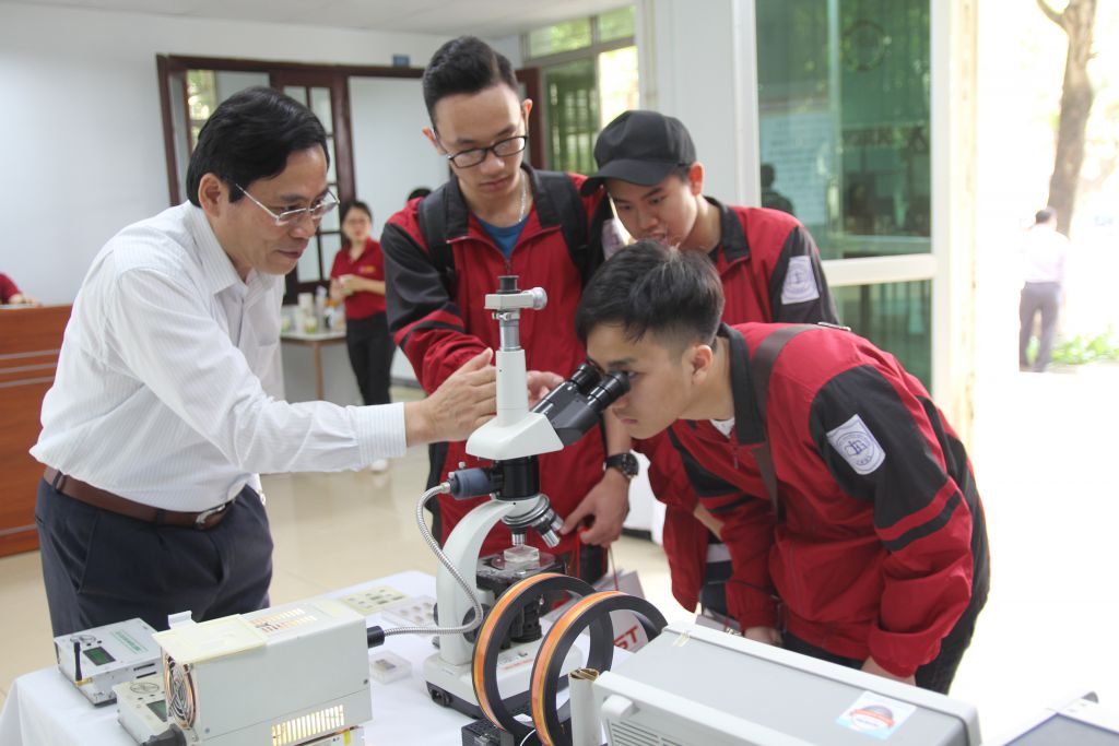 Ngành Kỹ thuật Vi điện tử và Công nghệ Nano là một lĩnh vực liên ngành, kết hợp kiến thức về điện tử, vật liệu, và công nghệ nano để thiết kế, chế tạo và ứng dụng các thiết bị, hệ thống điện tử nhỏ gọn và hiệu suất cao. Ngành này bao gồm cả nghiên cứu và phát triển, sản xuất và ứng dụng các công nghệ liên quan đến vi mạch, cảm biến, và các thiết bị điện tử sử dụng vật liệu nano. 