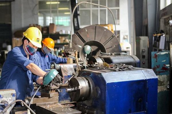 Ngành Kỹ thuật Cơ khí Động lực là một lĩnh vực kỹ thuật ứng dụng rộng rãi, liên quan đến thiết kế, chế tạo, vận hành, bảo trì và khai thác các hệ thống cơ khí, đặc biệt là các hệ thống sử dụng động cơ. Ngành này đóng vai trò quan trọng trong nhiều lĩnh vực như ô tô, hàng không, đóng tàu, năng lượng và các ngành công nghiệp khác.