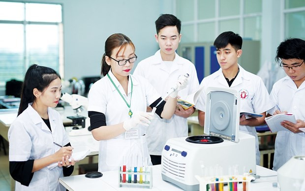 Review chi tiết ngành Công nghệ Sinh học số 1 Ngành Công nghệ Sinh học số (hay còn gọi là Digital Biotechnology) là một lĩnh vực kết hợp công nghệ sinh học truyền thống với công nghệ thông tin, đặc biệt là trí tuệ nhân tạo (AI) và khoa học dữ liệu, để giải quyết các vấn đề trong y học, nông nghiệp, môi trường và các ngành công nghiệp liên quan đến sinh học