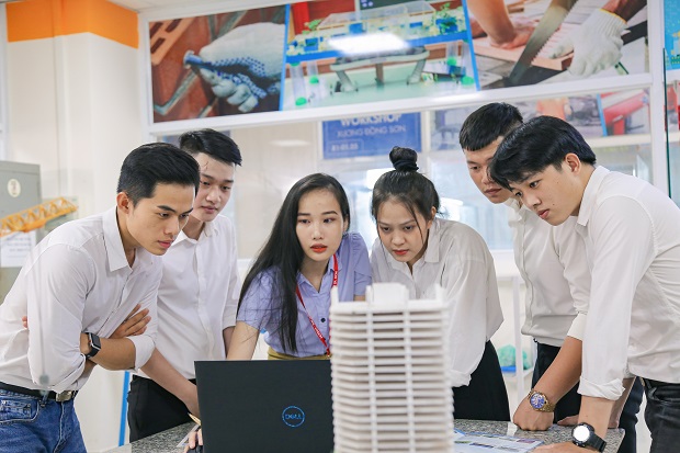 Ngành Xây dựng và Quản lý Dự án Xây dựng là một lĩnh vực quan trọng, kết hợp kiến thức kỹ thuật và kỹ năng quản lý để giám sát và điều phối các dự án xây dựng. Ngành này tập trung vào việc quản lý tiến độ, chi phí, nguồn lực và chất lượng công trình, từ giai đoạn lập kế hoạch đến khi hoàn thành.