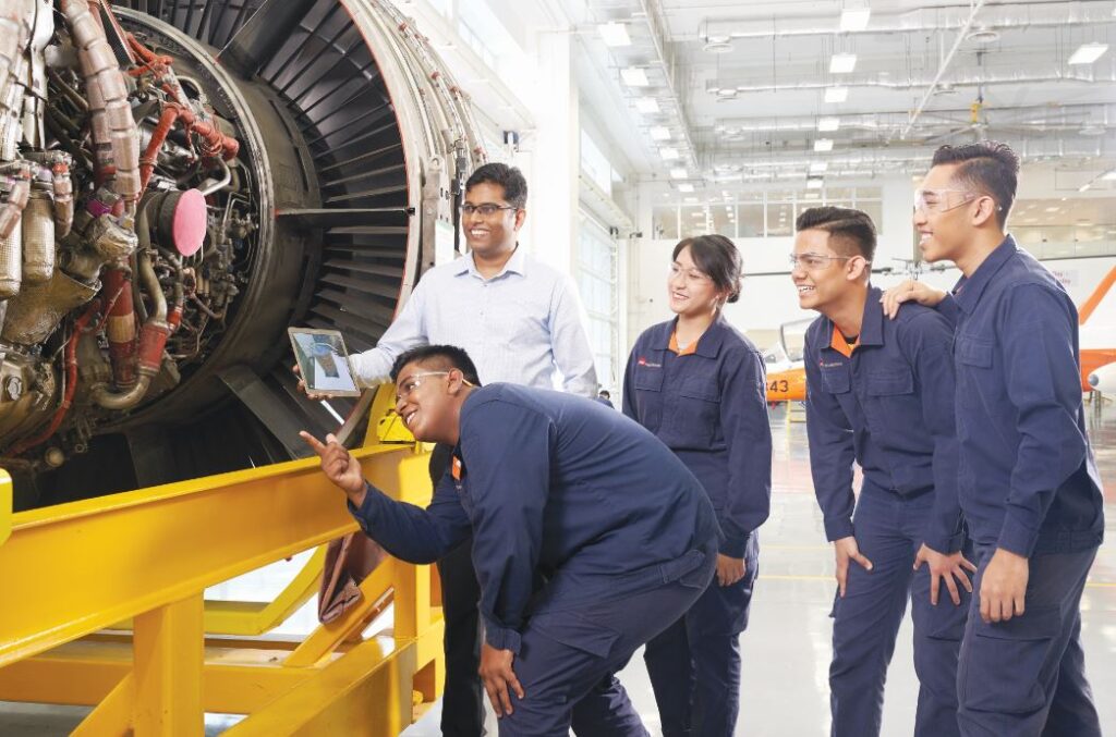 Ngành Cơ khí hàng không tập trung vào thiết kế, sản xuất và bảo trì máy bay, bao gồm khung sườn, động cơ và hệ thống cánh quạt. Sinh viên sẽ được học về các nguyên lý cơ học ứng dụng, công nghệ gia công chính xác và tự động hóa trong quá trình sản xuất. Ngành này khác với Kỹ thuật hàng không, nơi tập trung vào hệ thống điều khiển bay, radar và phần mềm điều khiển, liên quan đến công nghệ tự động và AI