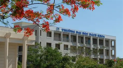 Đại học Bách khoa – Đại học Đà Nẵng (DUT) là một trường đại học kỹ thuật hàng đầu ở miền Trung Việt Nam, thuộc Đại học Đà Nẵng. DUT nổi tiếng với việc đào tạo cử nhân kỹ thuật chất lượng, đội ngũ quản lý công nghiệp và các nhà khoa học kỹ thuật trình độ cao.