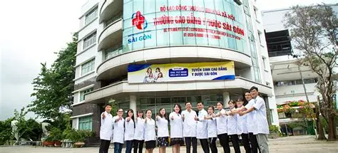 Review Trường Cao đẳng Y Dược Sài Gòn 1 Trường Cao đẳng Y Dược Sài Gòn đào tạo các ngành chính quy như: Dược, Điều dưỡng, Xét nghiệm Y học, Hộ sinh, và Kỹ thuật Phục hồi chức năng. Trường hướng đến việc đào tạo ra những người có trình độ chuyên môn, đạo đức nghề nghiệp và sức khỏe tốt, đáp ứng nhu cầu nhân lực y tế.