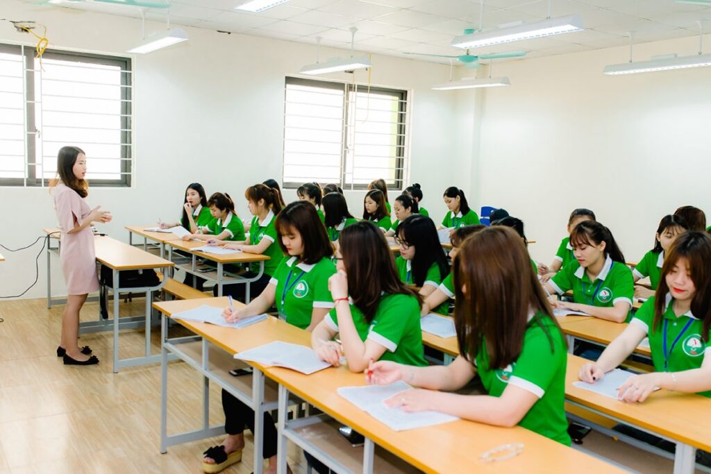 Trường Cao đẳng Công Thương Việt Nam (VCI) là một trường cao đẳng có uy tín ở khu vực phía Bắc, tập trung đào tạo hệ cao đẳng chính quy. Trường được đầu tư để trở thành cơ sở đào tạo chất lượng cao, đạt chuẩn quốc tế, và là trường đầu tiên, duy nhất có chương trình cam kết làm việc tại nước ngoài như Nhật, Hàn, Đức, New Zealand, Úc, và Đài Loan.