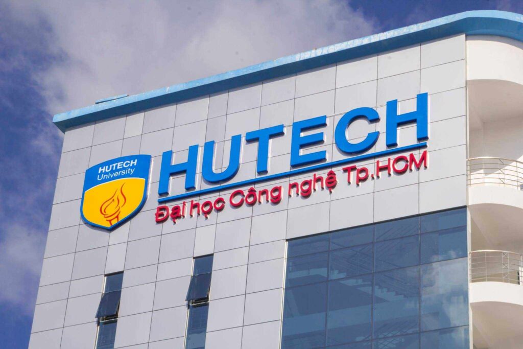 Review trường đại học Công nghệ TP.HCM (HUTECH): Lựa chọn phù hợp cho tương lai của bạn? 1 Trường Đại học Công nghệ TP.HCM (HUTECH) là một trường đại học tư thục nổi tiếng tại TP.HCM, được đánh giá cao về cơ sở vật chất, chương trình đào tạo đa dạng và các hoạt động ngoại khóa. Tuy nhiên, học phí của trường có thể cao hơn so với một số trường công lập.