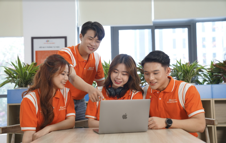 Trường Cao đẳng FPT Polytechnic (FPT Polytechnic) là một lựa chọn đáng cân nhắc cho những ai muốn theo đuổi con đường học tập thực hành, tập trung vào kỹ năng nghề nghiệp. FPT Polytechnic nổi bật với chương trình đào tạo gắn liền với doanh nghiệp, giúp sinh viên có cơ hội tiếp xúc thực tế và sớm gia nhập thị trường lao động.